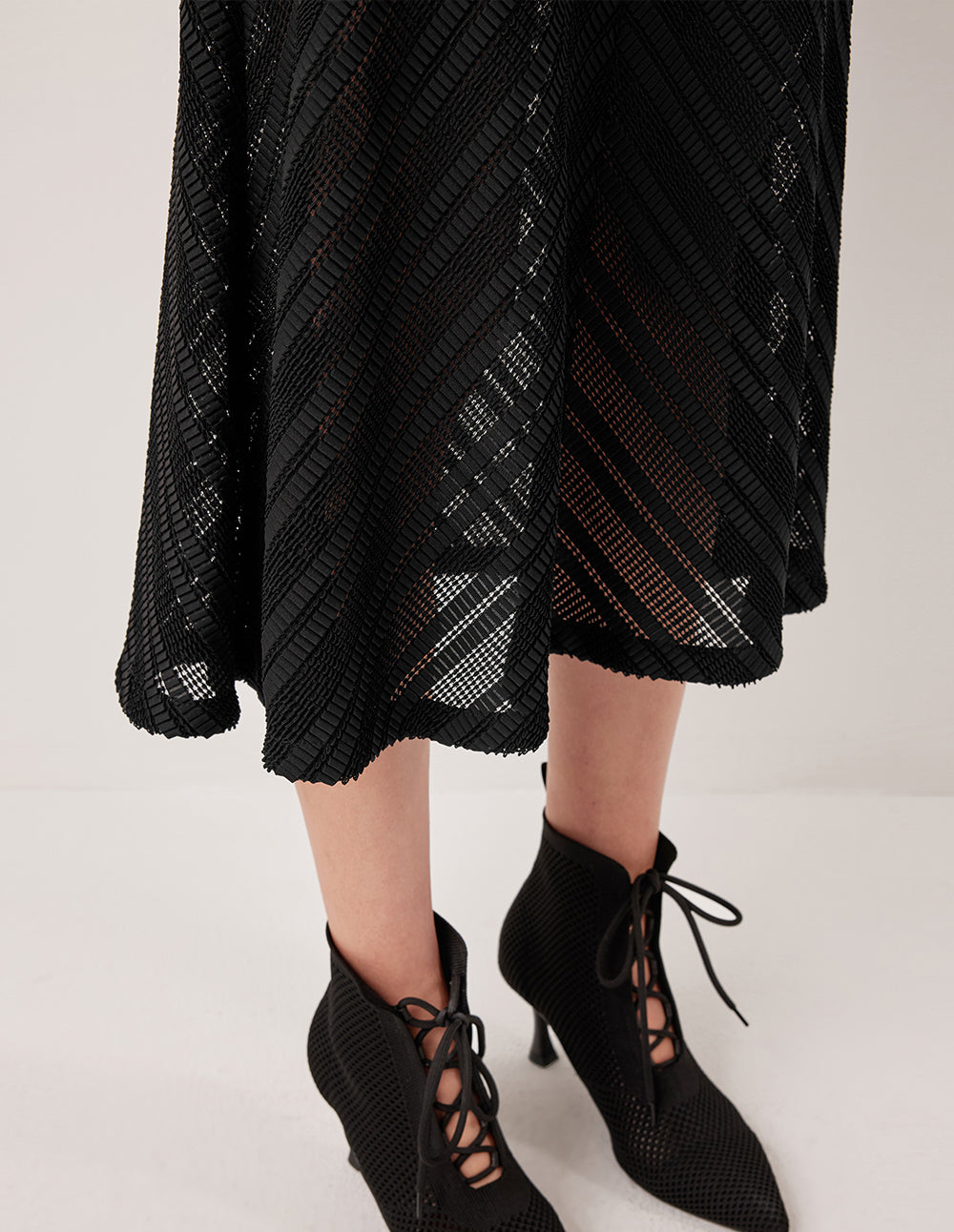 MARYLING Black Diagonal Texture Sheer Pleated Knit Knee-Length Skirt