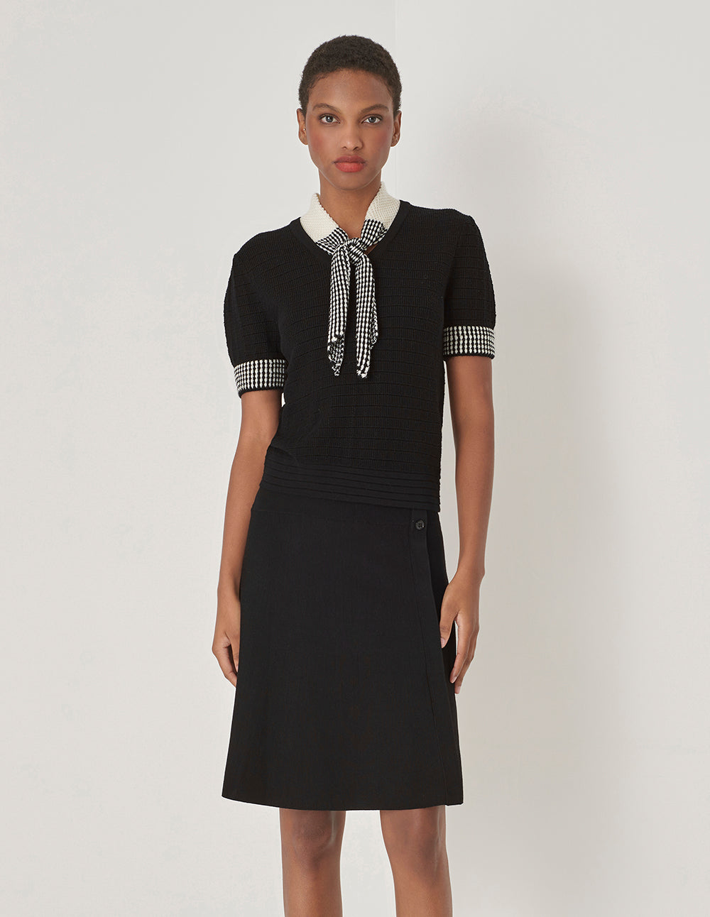 MARYLING Black And White Tie Design Knitted Short-Sleeved Pullover