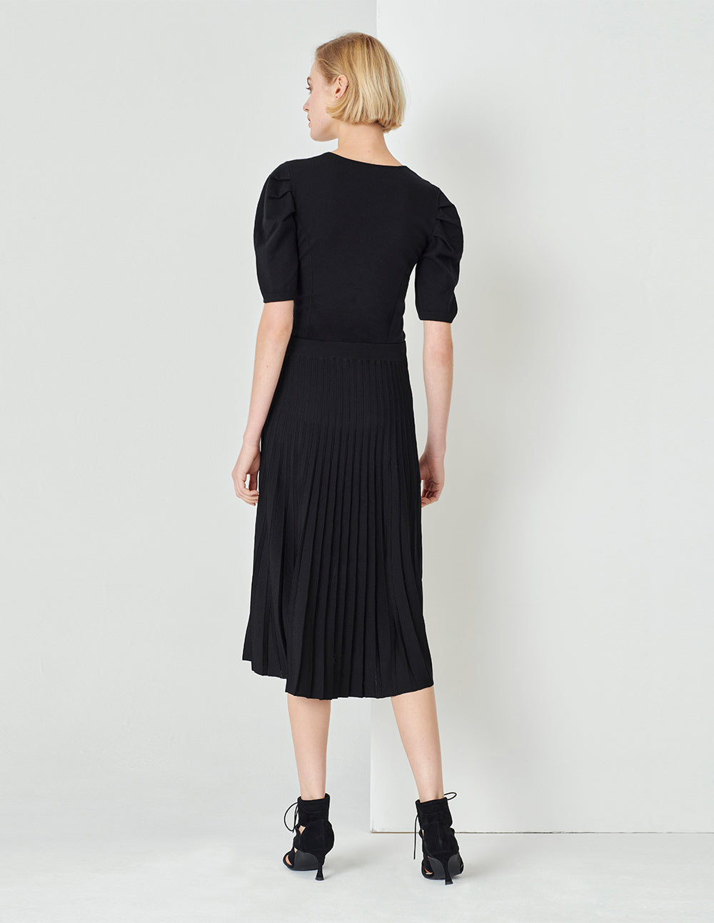 MARYLING Black Heart-Shaped Collar Large Pleated Knitted Top