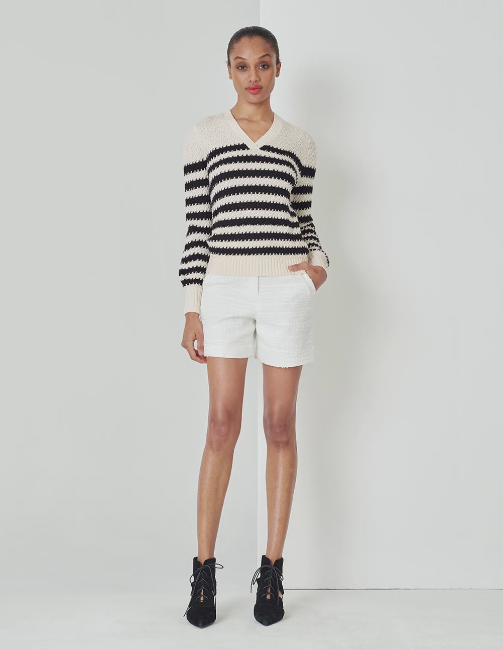 MARYLING  Black And White Contrast Colour V-Neck Blue And White Knitted Pullover